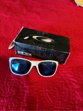 Unisex Oakley White Frame Sunglasses with Blue Lenses - Classic Sport Style